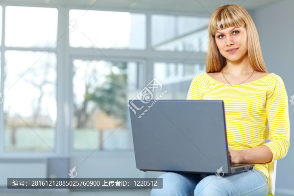 休閑女孩帶筆記本