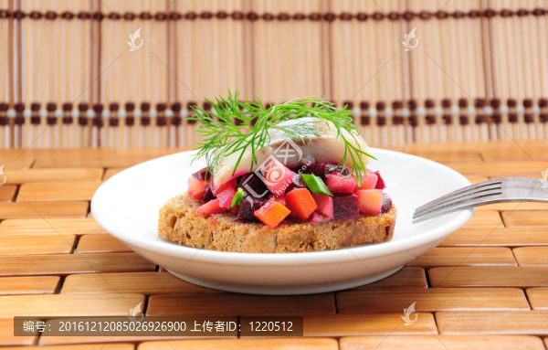 黑麥面包三明治；鯡魚和蔬菜