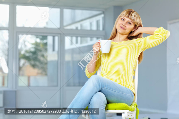 好看的女孩坐在椅子上