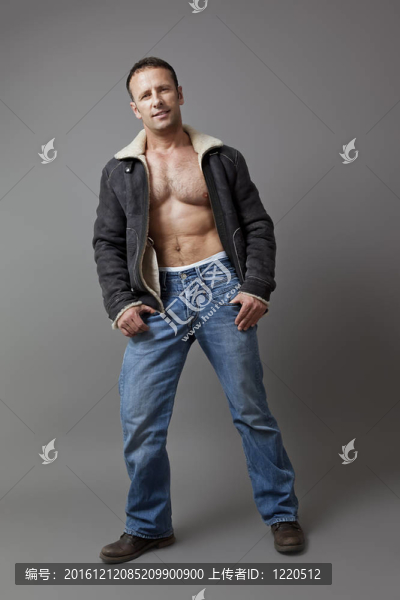 英俊的肌肉男