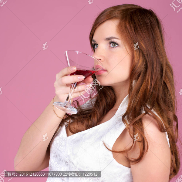 可愛女性雞尾酒