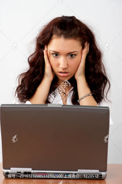 商業(yè)女性看筆記本電腦屏幕驚訝