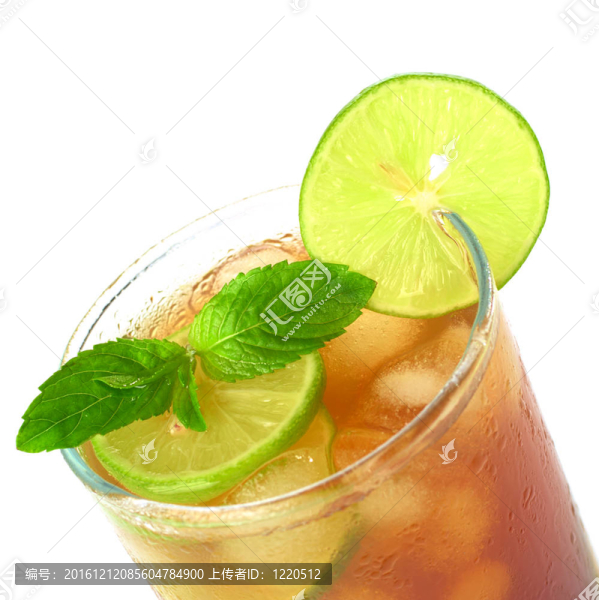薄荷葉和萊姆片的頂部冰茶（選擇性的重點(diǎn)；重點(diǎn)薄荷葉和石灰片的玻璃邊緣）