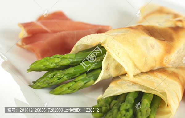 綠蘆筍包在薄餅火腿的背景（選擇性聚焦；對(duì)水平蘆筍頭焦點(diǎn)）
