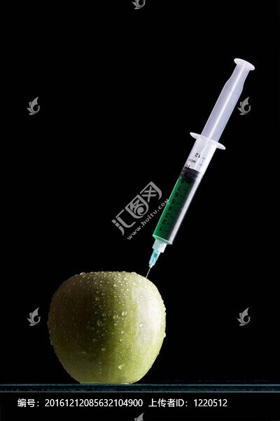 注射器夾在蘋果里