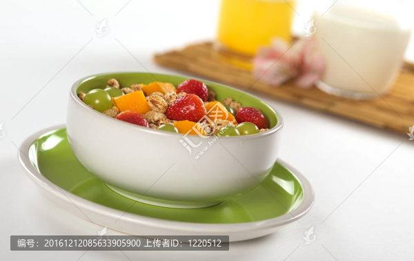 新鮮健康的早餐：芒果水果沙拉；草莓和白葡萄與膨化小麥谷物和橙汁和牛奶的背景（選擇性重點(diǎn)；集中在中間的