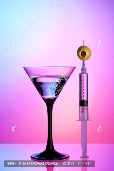 注射器；橄欖；雞尾酒