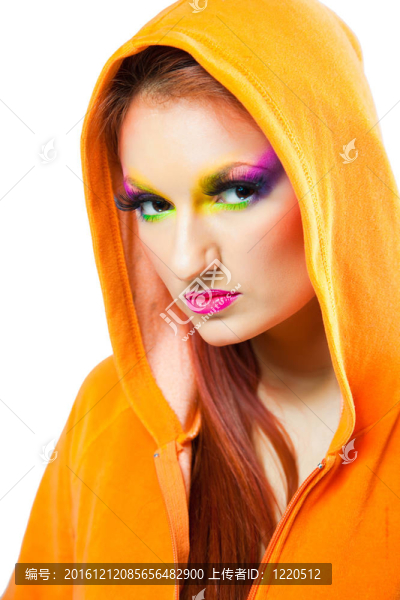 戴橙色頭巾的女孩