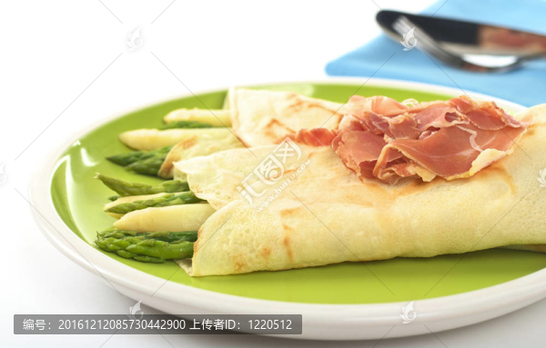 綠白蘆筍包在薄餅上火腿裝飾（選擇性聚焦；在前面的部分和火腿蘆筍焦點(diǎn)）