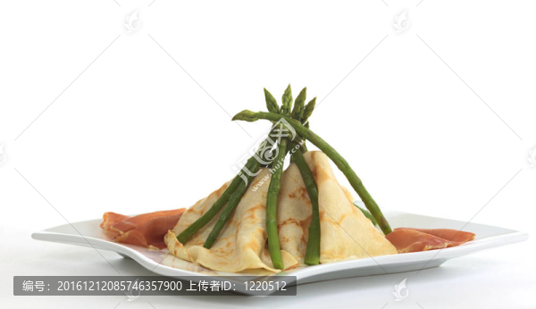 可麗餅和火腿兩側(cè)蘆筍帳篷（選擇性聚焦；上重點(diǎn)）