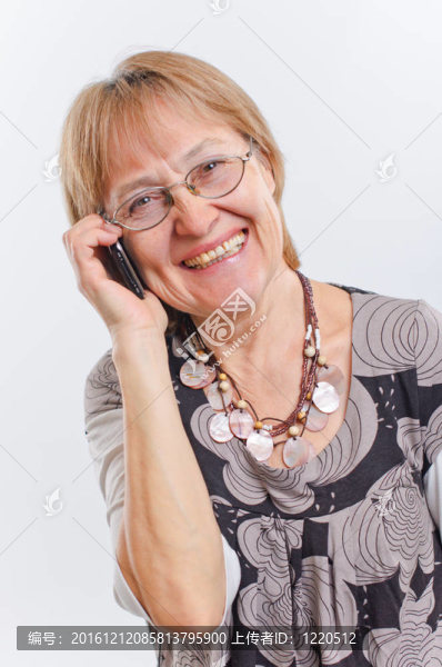 快樂的高級女人帶著可愛的微笑
