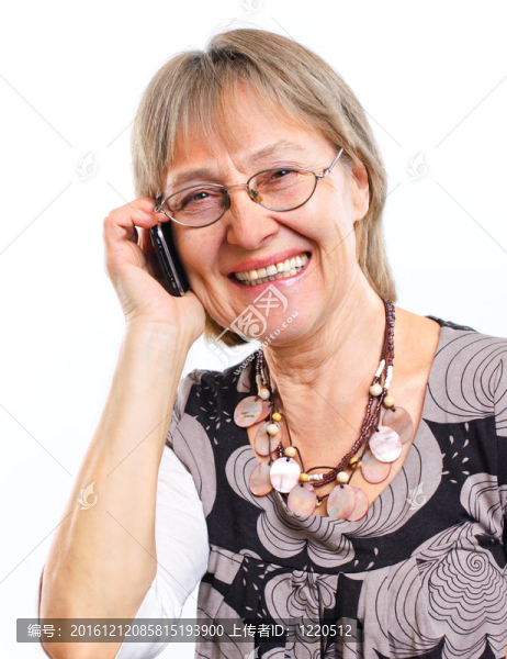 快樂(lè)的高級(jí)女人帶著可愛(ài)的微笑