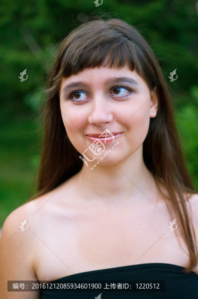 穿黑裙子的女孩