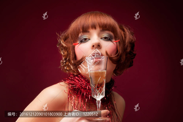 穿紅裙子的漂亮女孩