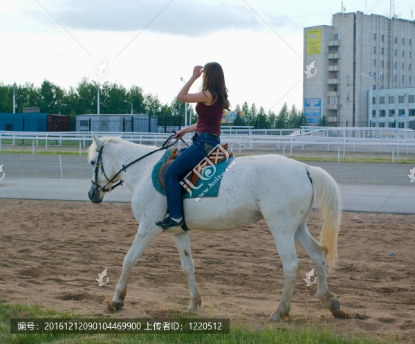 女孩騎著馬