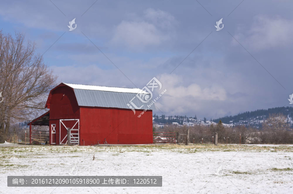 紅谷倉(cāng)；藍(lán)天；白雪。