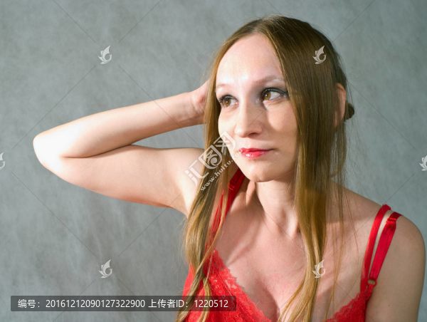穿紅衣服的女人