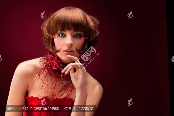 穿紅裙子的漂亮女孩