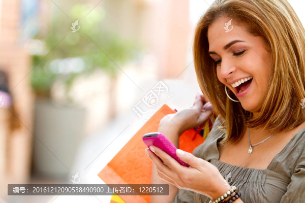購物的女人發(fā)短信