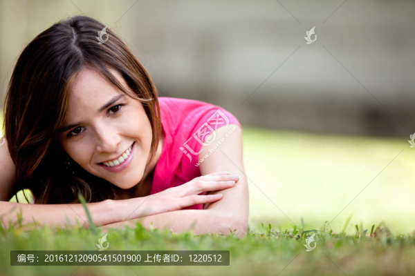 女孩躺在戶外