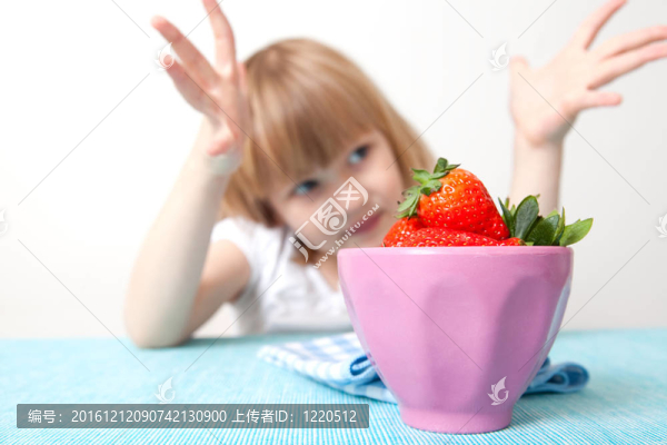 帶著一碗草莓的小女孩