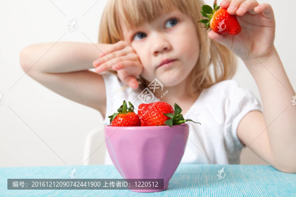 帶著一碗草莓的小女孩