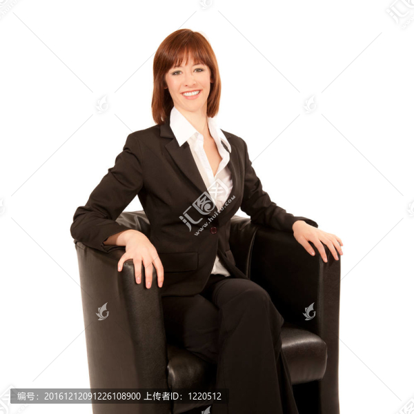 年輕的女人坐在黑色扶手椅的業(yè)務(wù)
