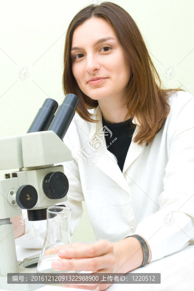 在實驗室工作的科學家