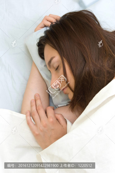 美麗的年輕女人睡覺(jué)