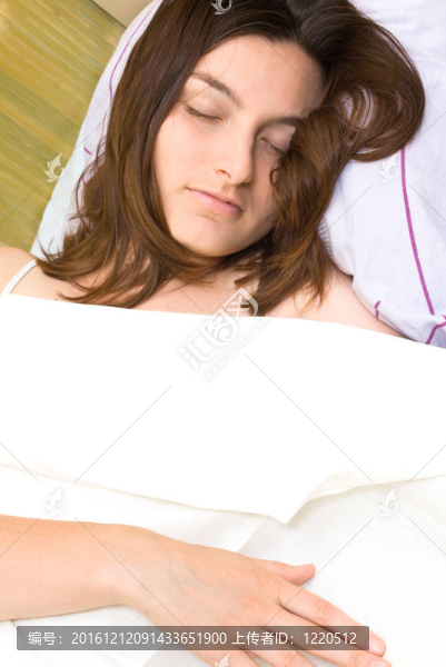美麗的年輕女人睡覺(jué)