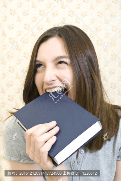 年輕漂亮的女人與書(shū)