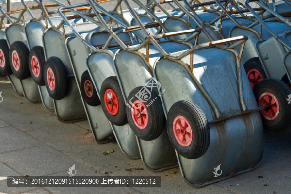 在一個(gè)大的公共花園的手推車(chē)