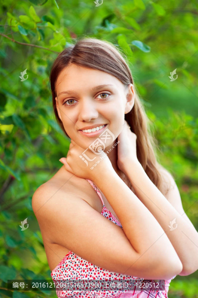 可愛的年輕女人特寫肖像