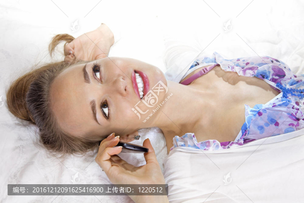 帶手機(jī)的年輕女人