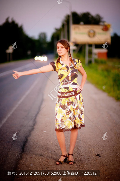 年輕漂亮的女人搭便車
