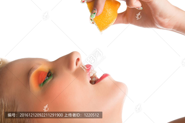 女人用檸檬