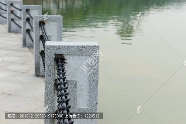 湖邊欄桿