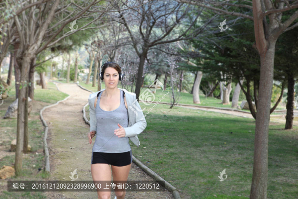 慢跑或跑步的健康女人
