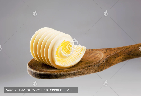 木勺上的奶油卷曲