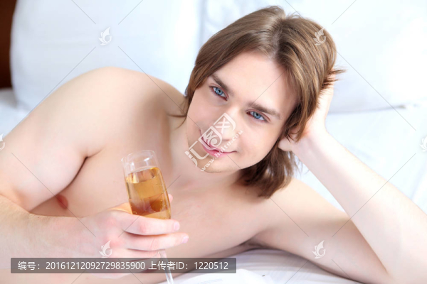 床上一個年輕人的肖像