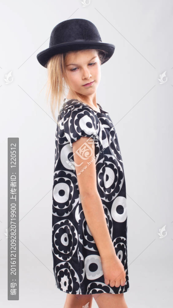 漂亮女孩穿著漂亮的衣服和帽子
