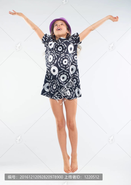 漂亮女孩穿著漂亮的衣服和帽子