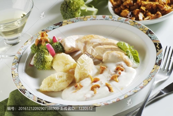 在雞油菌奶油雞肉餃子