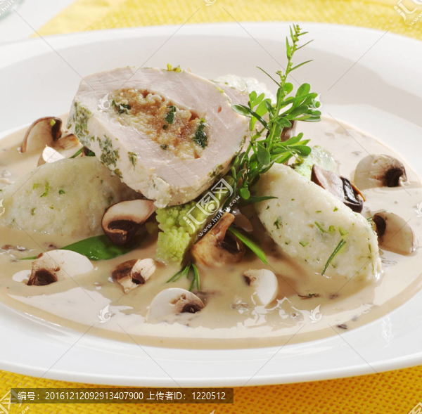 蘑菇汁雞肉卷和土豆餃