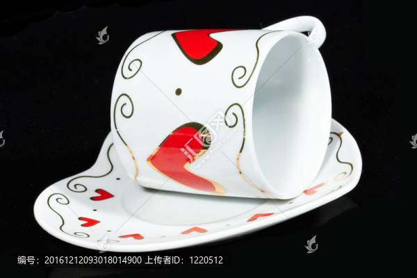 白杯與黑色背景隔離的心。