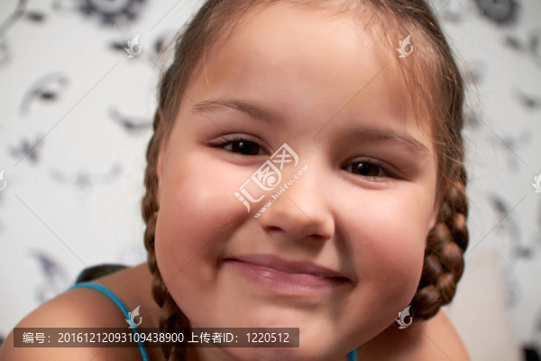 微笑的小女孩。