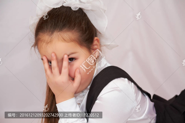 穿校服的小女孩。