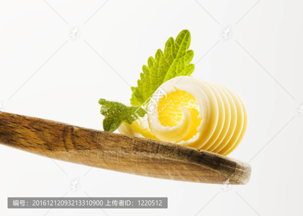 木勺上的奶油卷曲