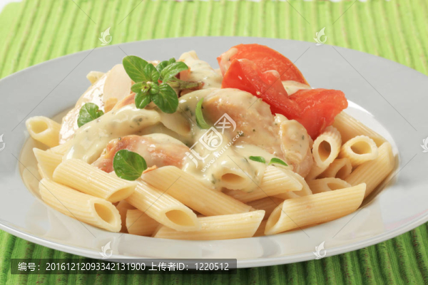 意大利面；雞肉和奶油沙司