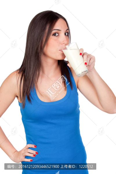漂亮女孩喝牛奶
